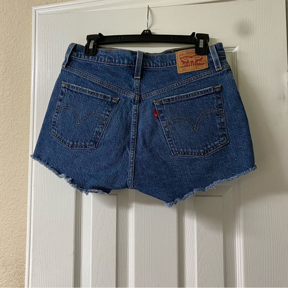 Levi's 501 Women's Size 28” Medium Wash Cotton Fray Hem Button Tab Denim Shorts - Picture 6 of 12
